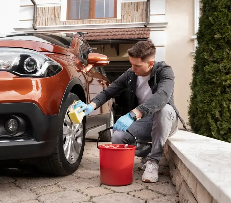 Lavage auto à domicile Sizun : professionnel intervenant sur un véhicule